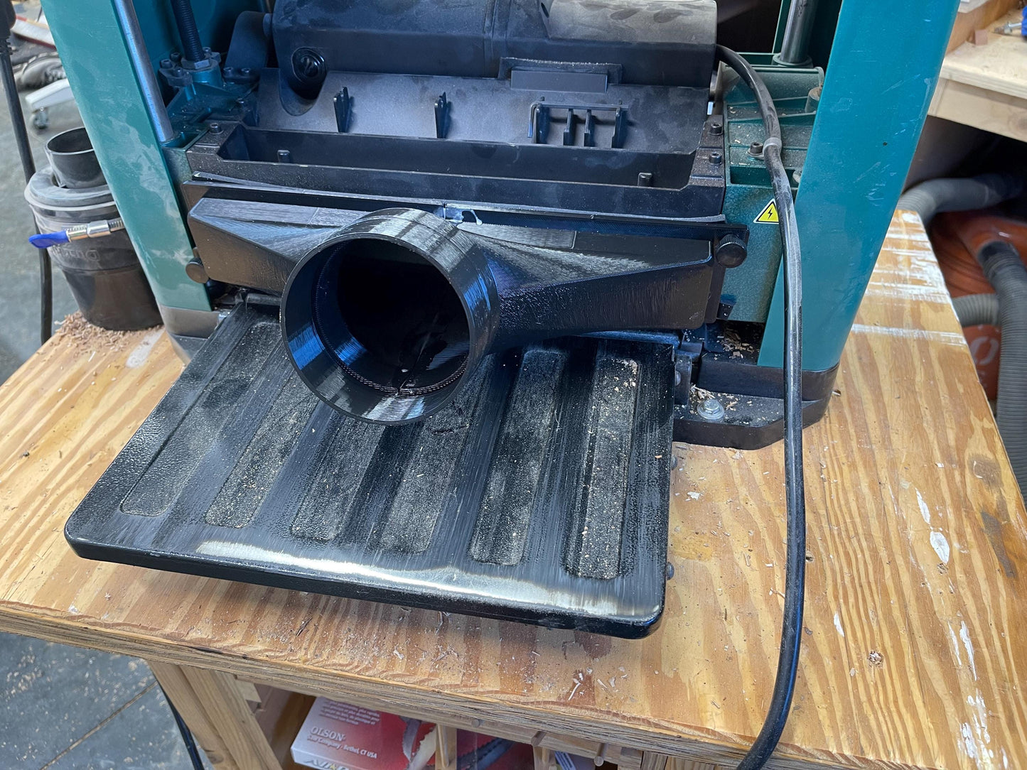 Grizzly G0940 benchtop planer with 4 inch dust port upgrade installed